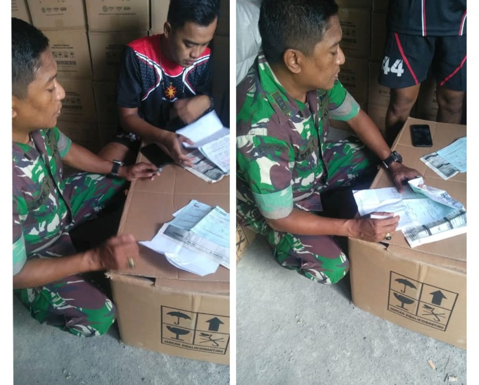Proses serah terima pengiriman bekal Seragam PDL TNI AD tujuan Kodam Tanjungpura Kalbar